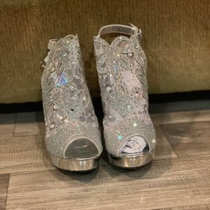 Sparkling silver heel with flower detail